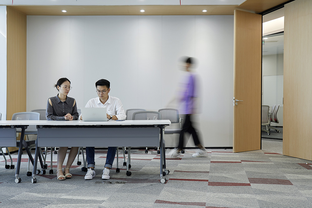 上海鳳凰網(wǎng)新媒體傳媒公司辦公室裝修設(shè)計案例(圖12)