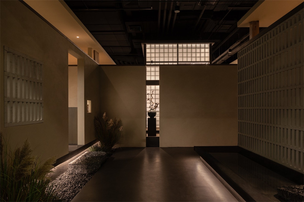 傳統(tǒng)園林融合現(xiàn)代美學(xué)  眉舍川菜餐廳裝修設(shè)計(圖1)