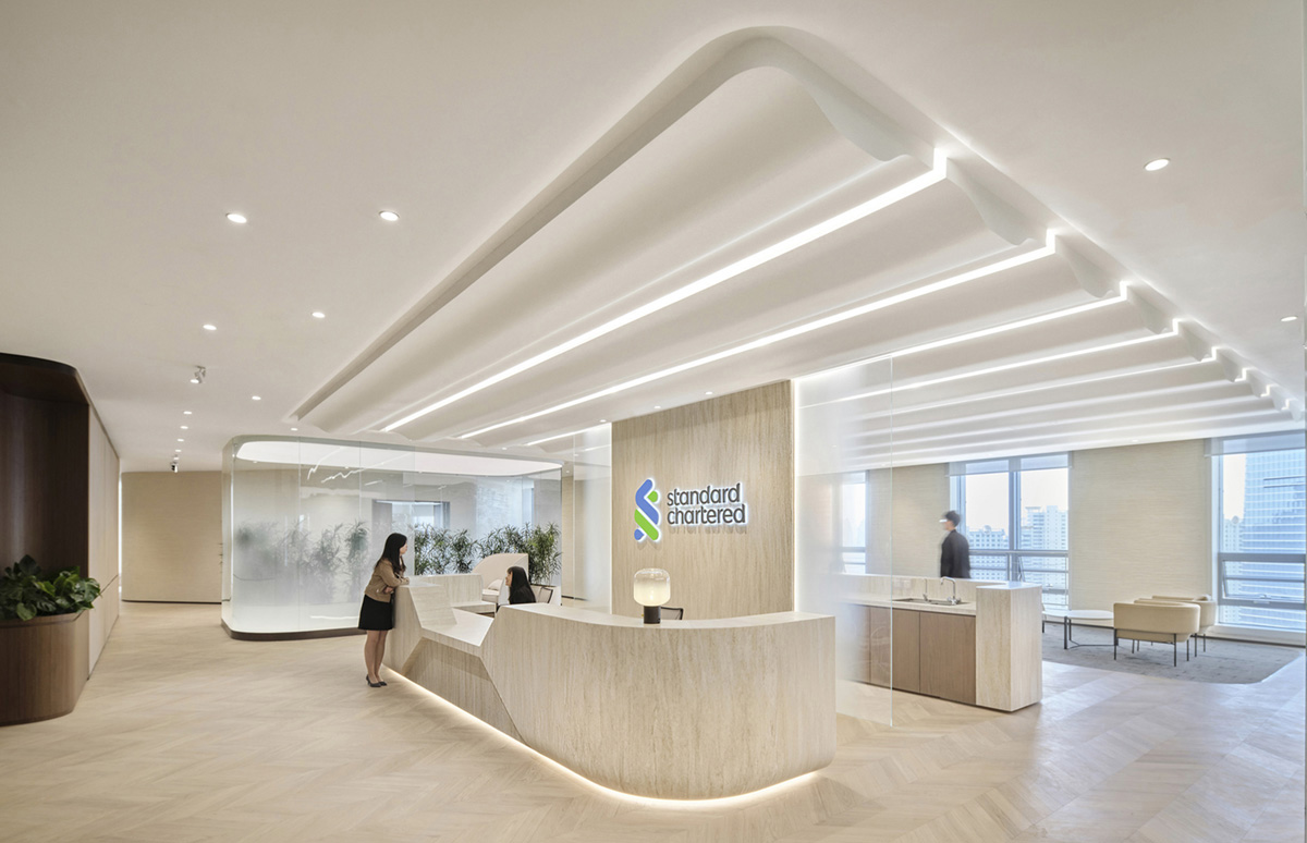 多元、包容的渣打銀行上?？偛哭k公室裝修設(shè)計(圖2)